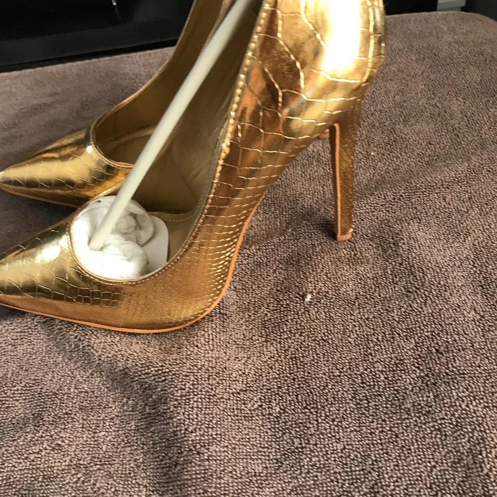 Gold patterned closed toe pump. - Picture 2 of 3